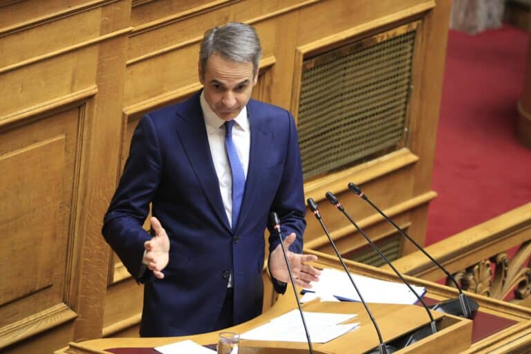 Βουλή: Πέταξαν φέιγ βολάν στην αίθουσα της Ολομέλειας κατά την ομιλία Μητσοτάκη – «Συμβαίνουν αυτά» είπε ο πρωθυπουργός