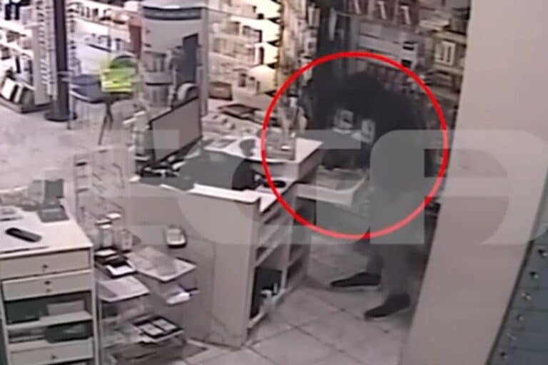 Μοσχάτο: Ένοπλη ληστεία σε φαρμακείο – Ο δράστης «μπούκαρε» στο κατάστημα και άρπαξε χρήματα (βίντεο)