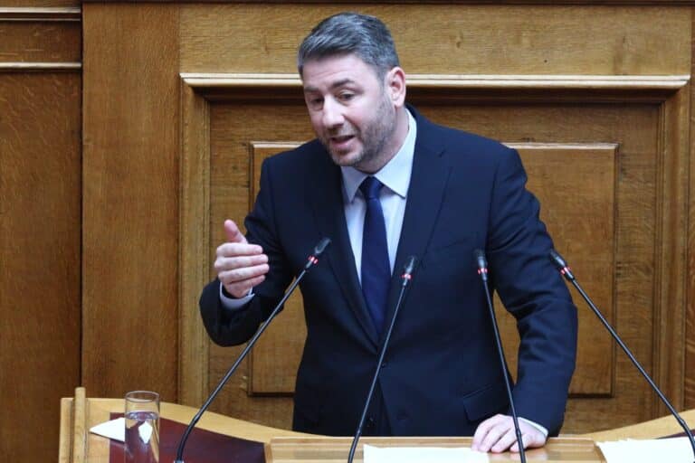 Ανδρουλάκης για Μητσοτάκη: «Βομβαρδίζετε τη Βουλή με fake news – Μνημείο υποκρισίας η ομιλία σας»