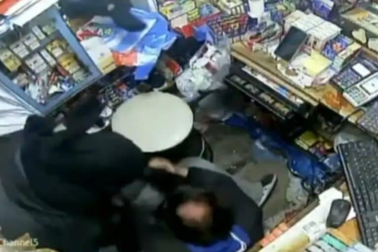 Ρόδος: Τρομακτική ληστεία σε περίπτερο – Η στιγμή που κουκουλοφόροι χτυπούν στο πρόσωπο τον υπάλληλο (βίντεο)