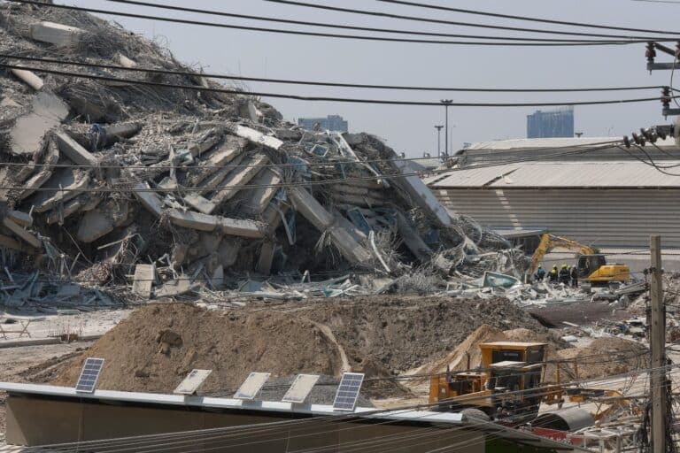 Ισχυρός σεισμός 7,7 Ρίχτερ στη Μιανμάρ: Καταρρεύσεις κτηρίων και άγνωστος αριθμός εγκλωβισμένων – Φόβοι για πολλούς νεκρούς (βίντεο)