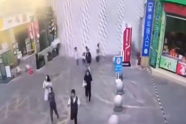 Σεισμός στη Μιανμάρ: Ξεχείλισαν νερά από πισίνα κτιρίου στην Κίνα και σάρωσαν πεζούς (βίντεο)