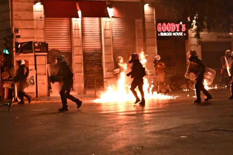 Συλλαλητήριο για τα Τέμπη: 32 προσαγωγές από τα επεισόδια στο Σύνταγμα, ένας αστυνομικός τραυματίας – Χάος και στη Θεσσαλονίκη (εικόνες & βίντεο)