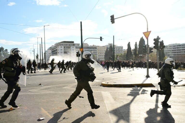 Κωνσταντοπούλου προς Χρυσοχοΐδη: Ποιοι είναι οι ένστολοι που απεικονίζονται να δρουν σε συνεργασία με «γνωστούς- αγνώστους»;