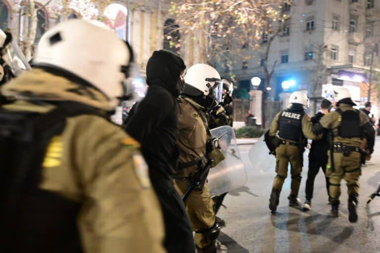 ΕΛ.ΑΣ.: 61 προσαγωγές, εκ των οποίων 7 συλλήψεις στο Σύνταγμα μετά το συλλαλητήριο για τα Τέμπη