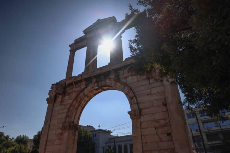 Φθορές στον αρχαιολογικό χώρο του Ολυμπίου Διός από τα χθεσινά (28/2) επεισόδια – Τι λέει το υπουργείο Πολιτισμού