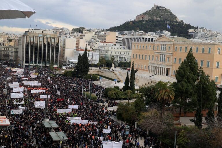 Δημοσκόπηση ProRata: Δικαιοσύνη και τιμωρία των ενόχων για τα Τέμπη ζητά το 76% των διαδηλωτών