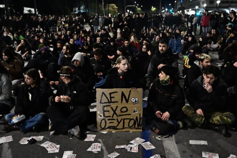 Βουλή – Πρόταση δυσπιστίας: Σφοδρή αντιπαράθεση για τα επεισόδια στο Σύνταγμα