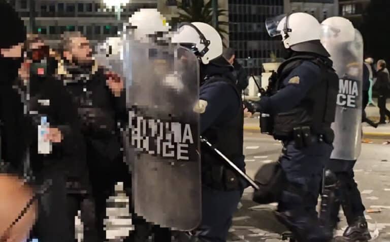 Τέμπη: Νέο βίντεο με αστυνομική βία μπροστά από τη Βουλή – Χημικά, σπρωξίματα και προσαγωγές από την ΕΛ.ΑΣ.