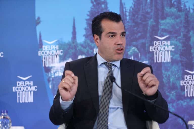 Πλεύρης για το βίντεο με τα συνθήματα στην παρέλαση: «Δεν θα τα βάψουμε μαύρα που ενοχλήθηκε η Τουρκία την 25η Μαρτίου» (βίντεο)