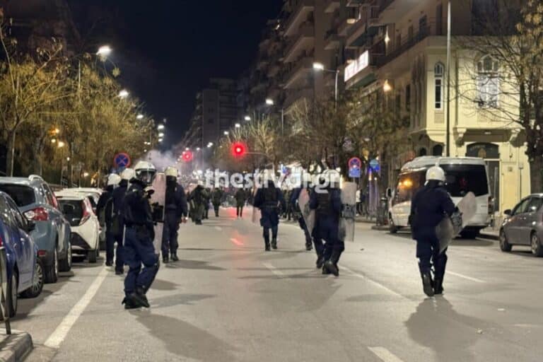 Θεσσαλονίκη: Επεισόδια μετά την πορεία για τα Τέμπη – Πετροπόλεμος και χημικά (εικόνες)