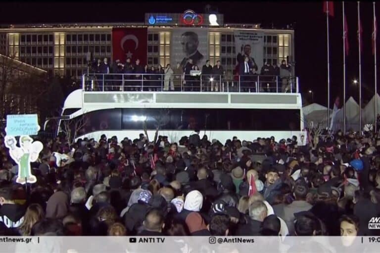 Νέες διαδηλώσεις και εκτεταμένα επεισόδια εν αναμονή της απόφασης για τον Εκρέμ Ιμάμογλου – Δείτε live εικόνα