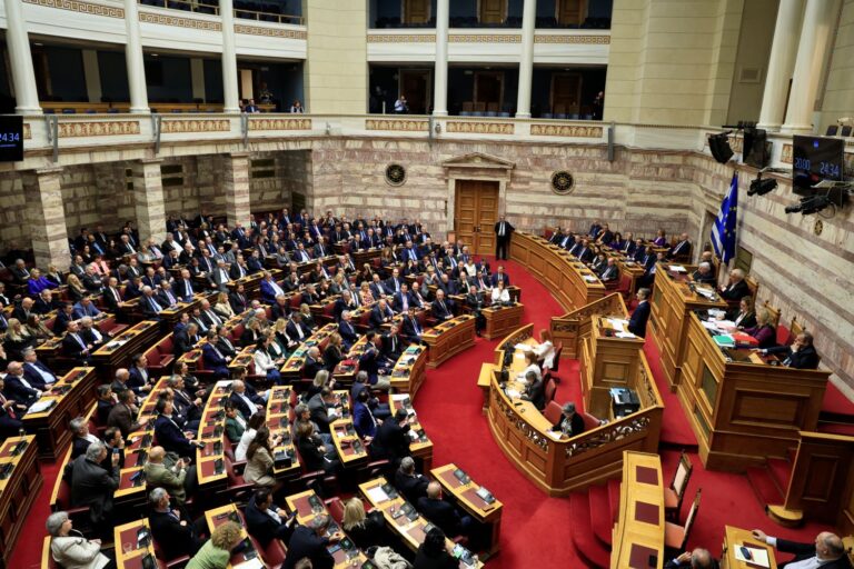 Βουλή: Καταψηφίστηκε η πρόταση δυσπιστίας κατά της κυβέρνησης με 157 κατά, 136 υπέρ