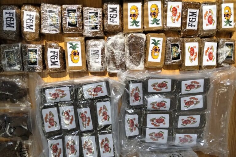 Γλυφάδα: Γόνοι εύπορων οικογενειών διακινούσαν ναρκωτικά μέσα σε χυμούς – Ποιοι είναι οι τρεις άνδρες που συνελήφθησαν