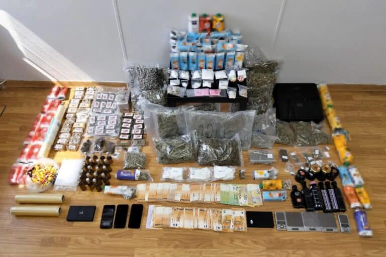 Εξαρθρώθηκε εγκληματική οργάνωση με 11 είδη ναρκωτικών – Τα έκρυβαν σε… χυμούς και συσκευασίες τροφίμων, τρεις συλλήψεις (εικόνες)