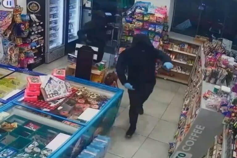 Ένοπλη ληστεία σε μίνι μάρκετ στου Ζωγράφου: Απείλησαν τον υπάλληλο και άρπαξαν τα χρήματα (βίντεο)