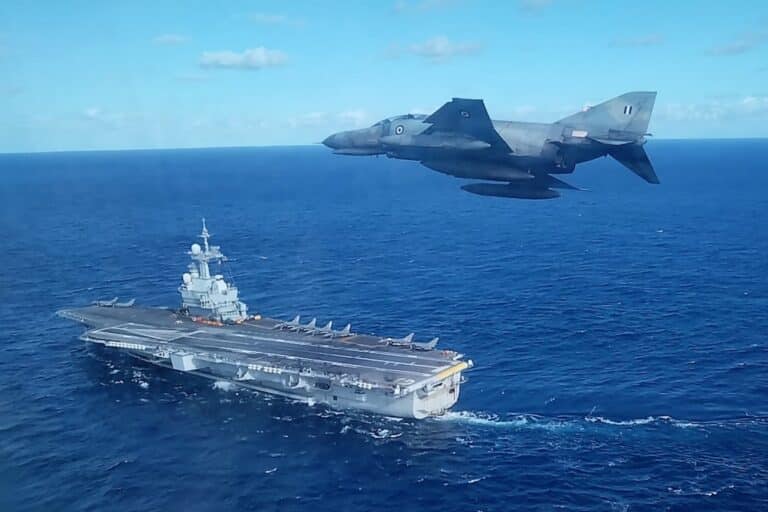 Στο Φάληρο το αεροπλανοφόρο «Charles de Gaulle» – Τη Μ. Δευτέρα στην Αθήνα ο Γάλλος υπουργός Άμυνας Σ. Λεκορνί