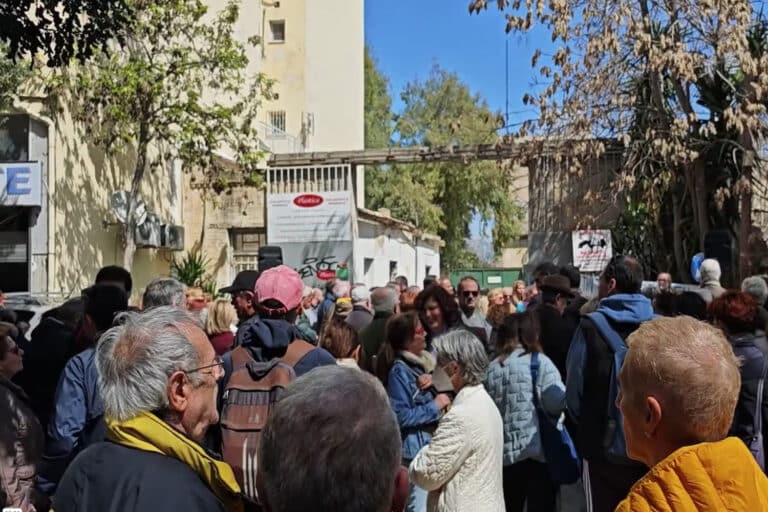 Συγκέντρωση κατοίκων στα Άνω Πατήσια: «Nα γίνει χώρος πρασίνου το εργοστάσιο που κάηκε» (βίντεο)