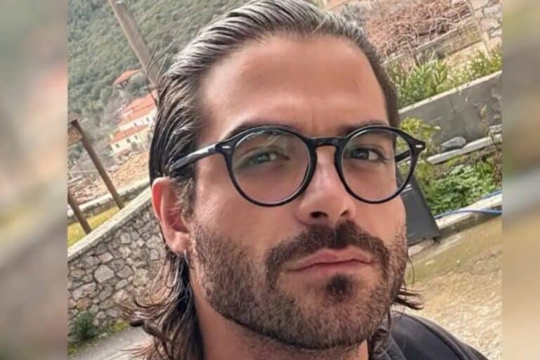 Άρης Μουγκοπέτρος: «Εξαπατήθηκε από έναν κολλητό του φίλο», δήλωσε ο δικηγόρος του μουσικού για την κροτίδα (βίντεο)