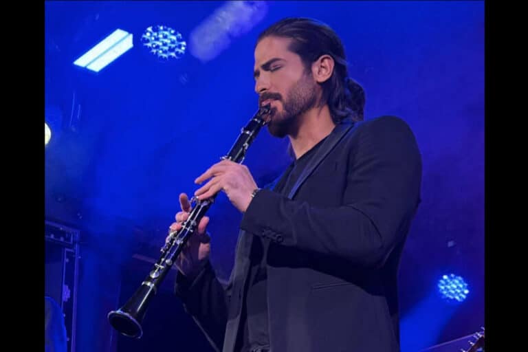 Ο Άρης Μουγκοπέτρος έπαιξε για πρώτη φορά κλαρίνο τέσσερις μήνες μετά τον τραυματισμό του – Το τάμα του στην Παναγία (βίντεο)