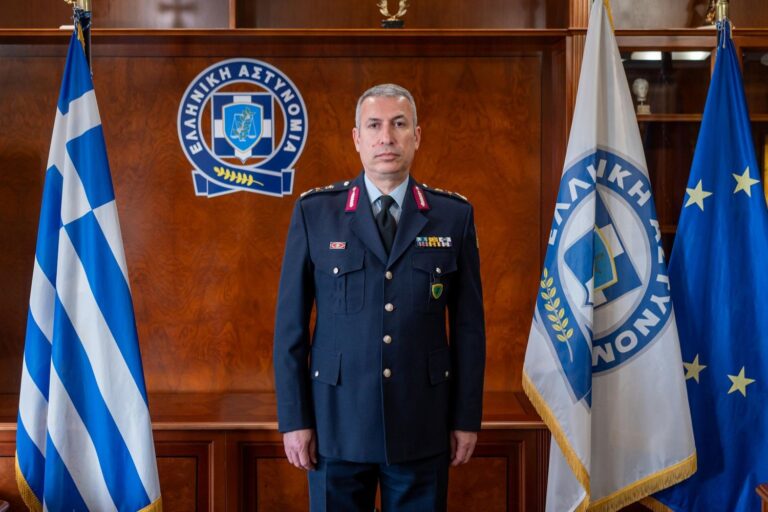 «Αρχηγός ΕΛ.ΑΣ.: 300 αστυνομικοί και 100 οχήματα στη μάχη των πυρκαγιών – Συλλήψεις για εμπρησμούς και διαρκής επιχειρησιακή ετοιμότητα»