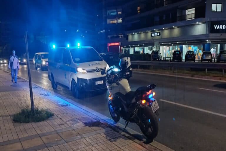 Ατύχημα στην παραλιακή: SUV έπεσε σε στάση λεωφορείου και τη γκρέμισε (βίντεο)