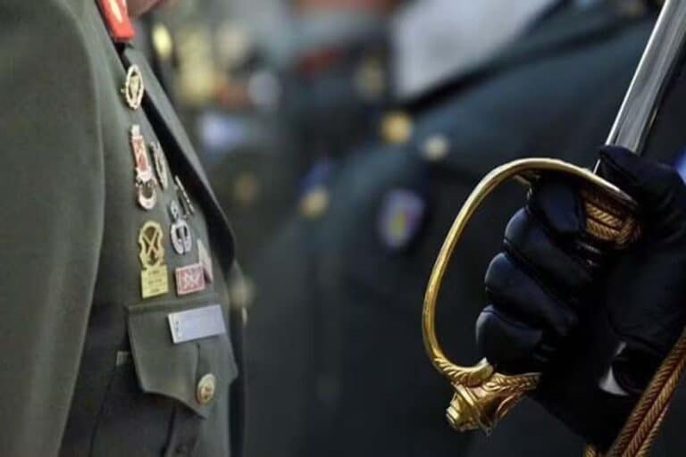 Συντάξεις: Πώς μπορούν να βγουν νωρίτερα οι ένστολοι – Τι ισχύει για τα πλασματικά χρόνια