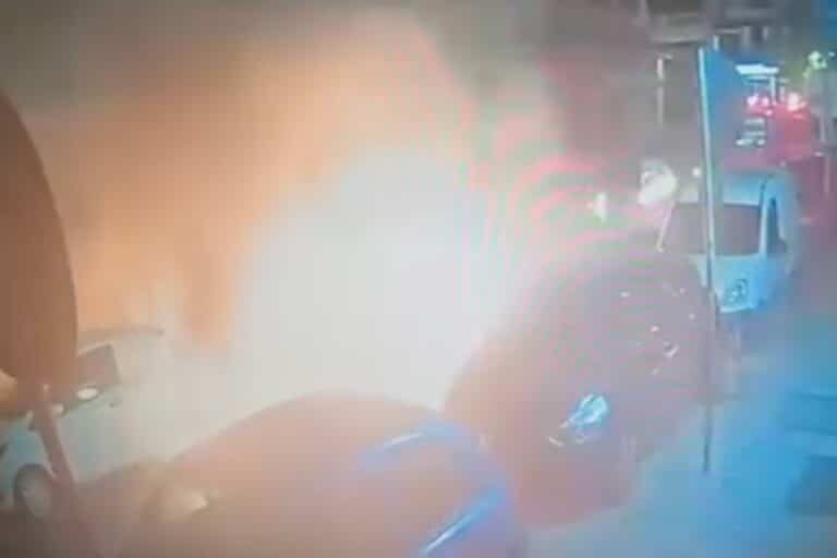 Θεσσαλονίκη: Η στιγμή που ξεσπά φωτιά σε κάδο και τυλίγονται στις φλόγες τρία αυτοκίνητα (βίντεο)