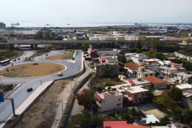 Δενδροπόταμος: Η πιο επικίνδυνη περιοχή της Θεσσαλονίκης βρίσκεται δίπλα σε Α.Τ. – Ναρκωτικά, πυροβολισμοί και ανομία (βίντεο)