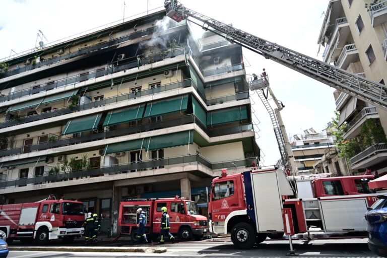 Υπό μερικό έλεγχο η πυρκαγιά σε διαμέρισμα στη λεωφόρο Μεσογείων