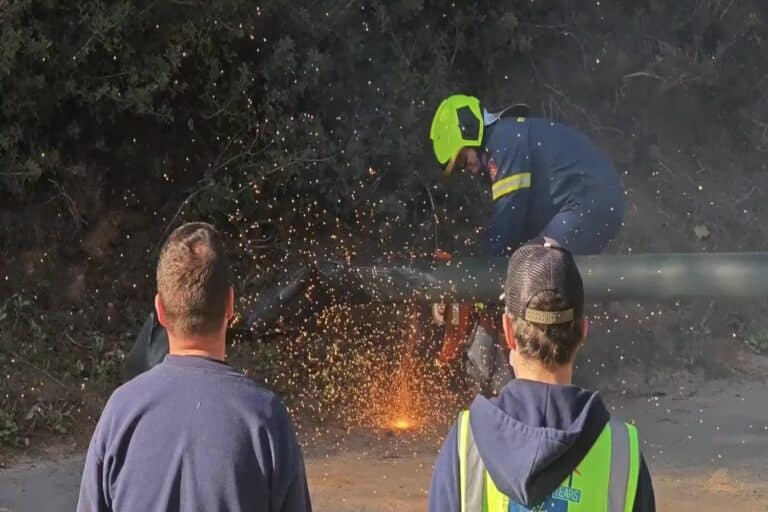 Εκάλη:  ΙΧ γκρέμισε κολώνα – Η στιγμή της κοπής της κολώνας και της απομάκρυνσης του οχήματος (βίντεο)