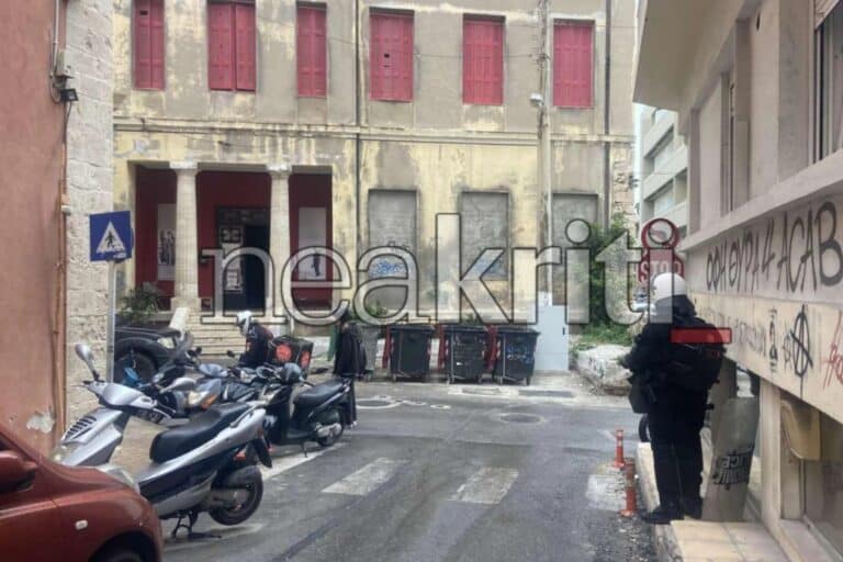 Σε εξέλιξη επιχείρηση εκκένωσης της κατάληψης του «Ευαγγελισμού» στο Ηράκλειο – Πληροφορίες για 5 συλλήψεις από την ΕΛ.ΑΣ.