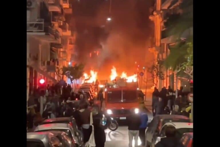 Επεισόδια στα Εξάρχεια: Κάηκαν αυτοκίνητα και κάδοι απορριμμάτων – Σε 72 προσαγωγές προχώρησε η ΕΛ.ΑΣ. (βίντεο)