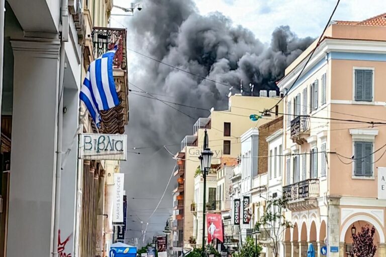 Πάτρα: Υπό έλεγχο η φωτιά σε κατάστημα στο κέντρο της πόλης