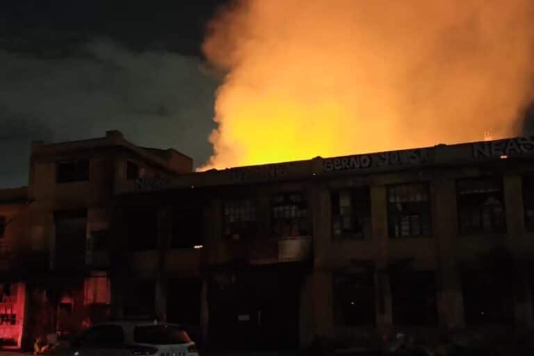 Φωτιά ξέσπασε σε εγκαταλελειμμένο κτίριο στα Άνω Πατήσια! (βίντεο)