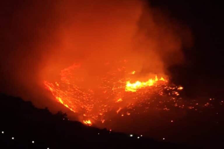 Φωτιά στην Κερατέα: Ολονύχτια μάχη της Πυροσβεστικής με τις φλόγες – Οκτώ κάτοικοι μεταφέρθηκαν σε ασφαλές σημείο
