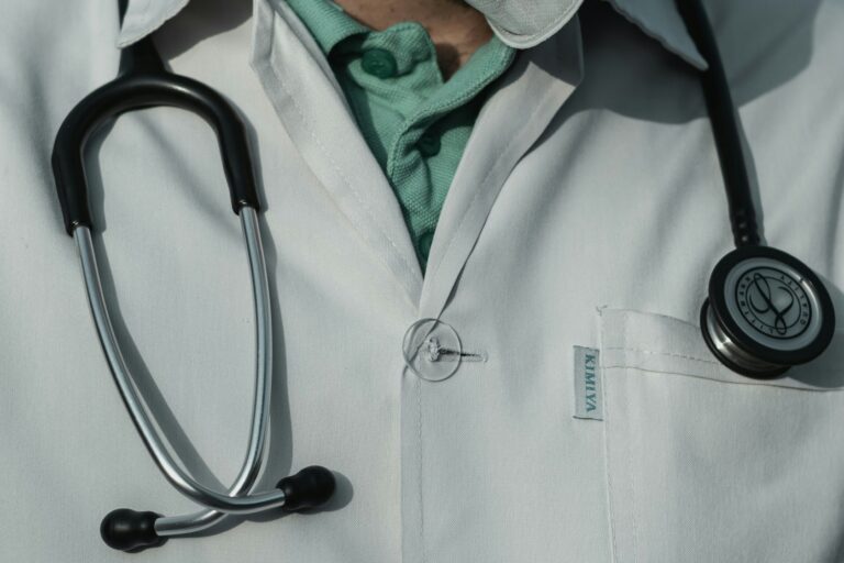 Γιατρός της επαρχίας ζήτησε φακελάκι για να χειρουργήσει ασθενή – Η ανάρτηση Γεωργιάδη