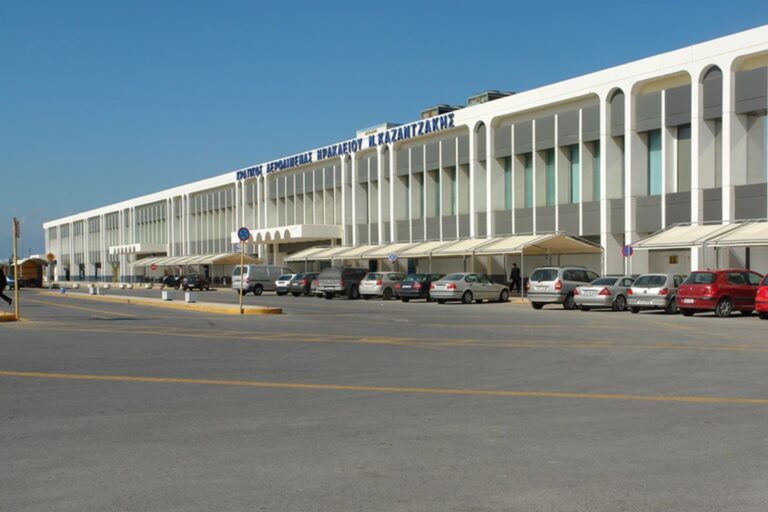 Αναστάτωση στο Ηράκλειο: 35χρονος τουρίστας άναψε τσιγάρο μέσα σε αεροπλάνο – Συνελήφθη από την ΕΛ.ΑΣ.