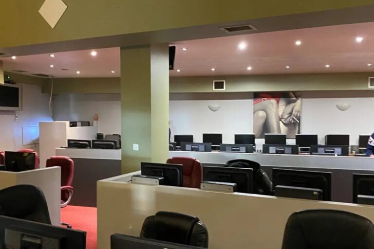 Αττική: Εντοπίστηκε κατάστημα όπου διεξάγονταν παράνομα τυχερά παιχνίδια – Χειροπέδες σε πέντε άτομα (βίντεο)