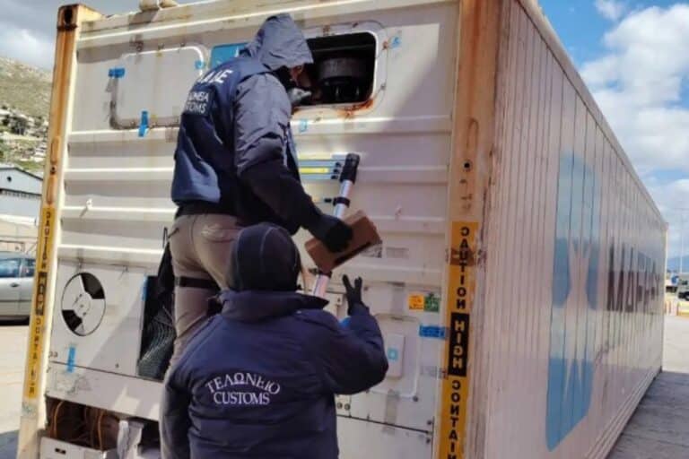 Πρώην ποδοσφαιριστής διακινούσε κοκαΐνη που εντοπίστηκε σε κοντέινερ με μπανάνες – Τα «μπλουζάκια» και οι διάλογοι