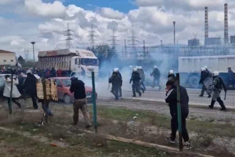 Κοζάνη: Σοβαρά επεισόδια κατά την επίσκεψη Μητσοτάκη – Διαδηλωτές προσπάθησαν να σπάσουν τα μπλόκα της ΕΛ.ΑΣ. (βίντεο)