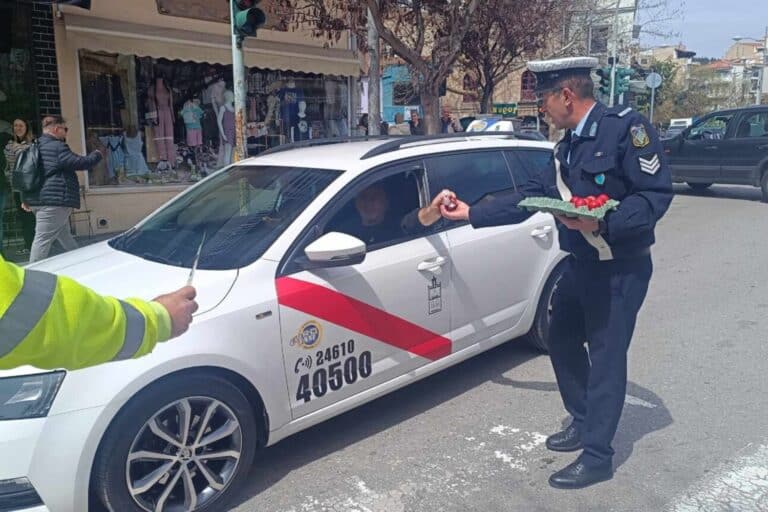 Η Τροχαία Κοζάνης μοίρασε πασχαλινά αυγά και σοκολατένια κουνελάκια σε οδηγούς και περαστικούς