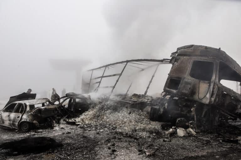 Κοζάνη: Πώς έγινε η τραγωδία στα διόδια – ΙΧ έκανε όπισθεν στη λωρίδα του e-pass, έπεσαν πάνω του το δεύτερο ΙΧ και το φορτηγό