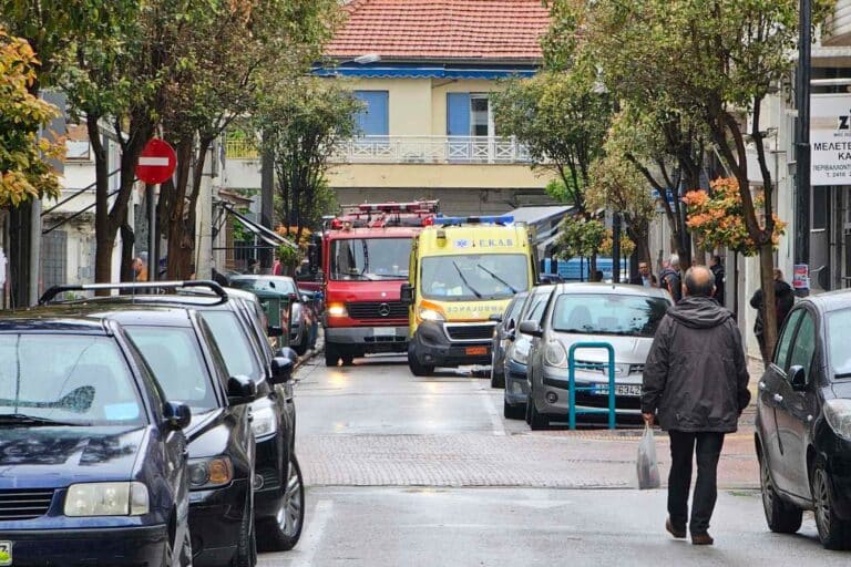 Λάρισα: Άνδρας έπεσε από τον 2ο όροφο πολυκατοικίας – Στο σημείο ΕΚΑΒ, Πυροσβεστική και ΕΛ.ΑΣ. (βίντεο)