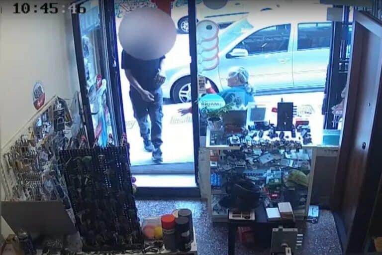 Εξάρχεια: Σε βίντεο «πιάστηκε» ληστής που άρπαζε χρυσές αλυσίδες από ηλικιωμένους (βίντεο)