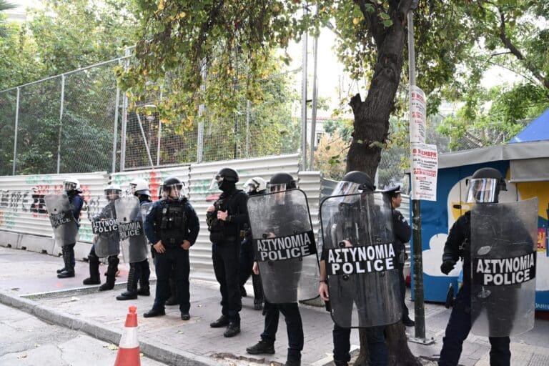 «Λεονταρισμοί» ΕΛ.ΑΣ. με φόντο την κατάληψη του «Εξωστρεφή» – Αναδίπλωση και φόβος για επεισόδια