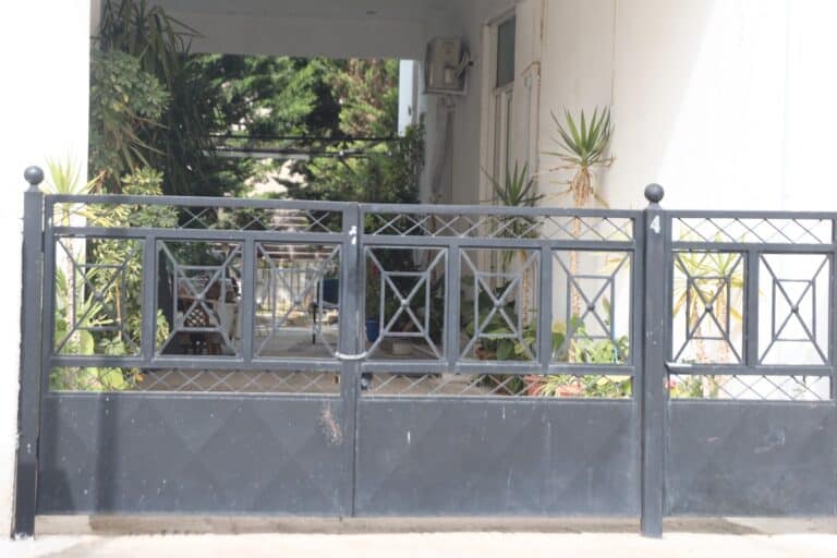 Μενίδι: Ο ηλικιωμένος που σκότωσε τη σύζυγό του είχε σοβαρά ψυχολογικά προβλήματα – Την έσπρωξε, χτύπησε στο κεφάλι και πέθανε ακαριαία