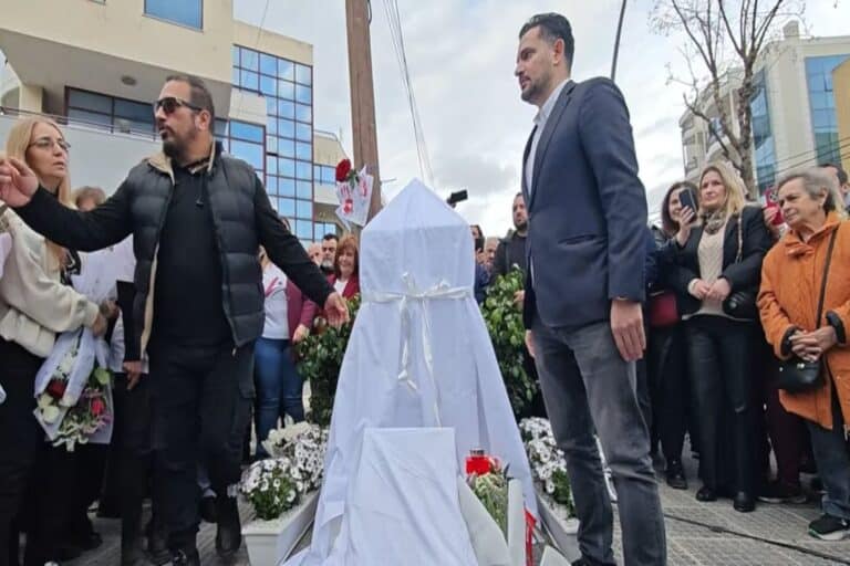 «Λύγισαν» οι γονείς της Κυριακής Γρίβα στα αποκαλυπτήρια του μνημείου στο ΑΤ Αγίων Αναργύρων (βίντεο)