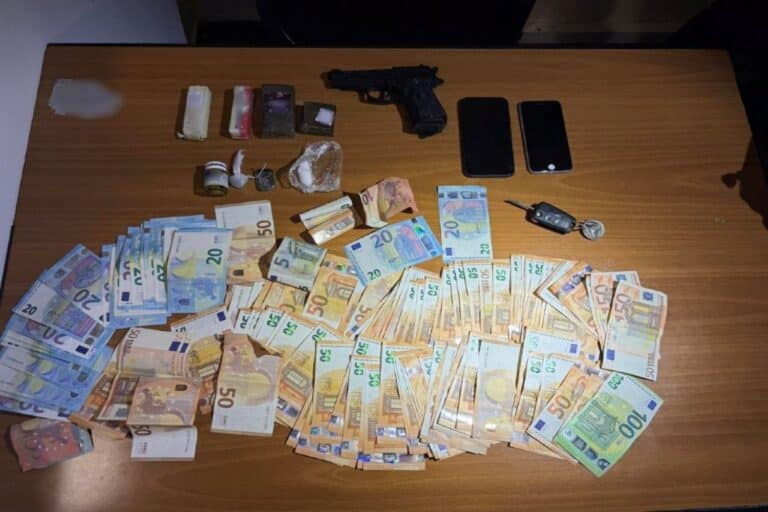 Καλλιθέα: 38χρονος έκανε βόλτα με… ναρκωτικά, όπλο και 5.835 ευρώ