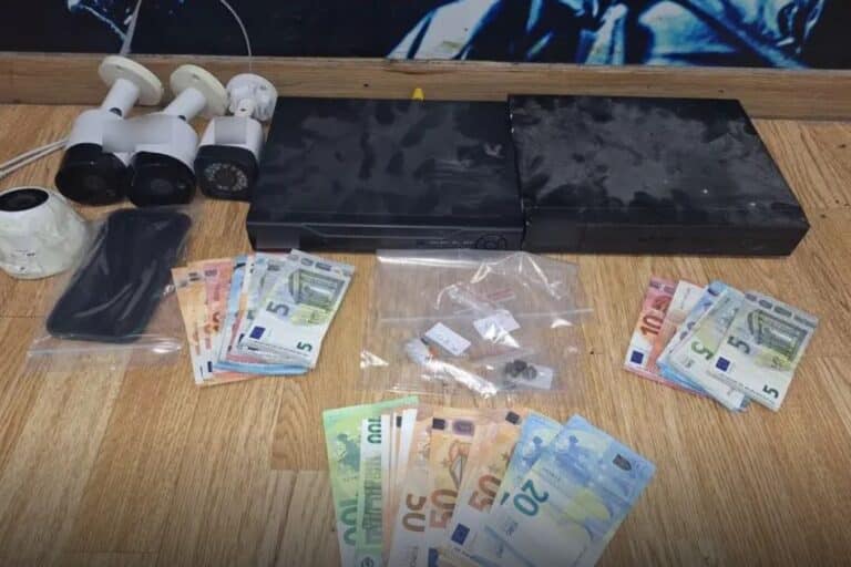 Αττική: Συνελήφθησαν τρία άτομα για κατοχή και διακίνηση ναρκωτικών